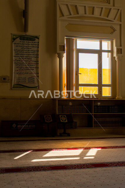 انعكاس اشعة الشمي عبر النافذة، التصاميم والديكورات الداخلية المميزة للمساجد على الطراز الاسلامي الحديث، صورة من الداخل لمسجد في مدينة الشارقة، الاجواء الدينية الروحانية، أماكن إسلامية مقدسة في الامارات العربية المتحدة، العبادة والتقرب الى الله