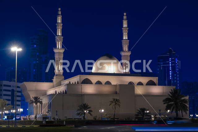 الفن الهندسي المعماري وتصاميم الديكورات الخارجية على الطراز العربي الاسلامي، مسجد الملك فيصل في إمارة الشارقة في الإمارات العربية المتحدة، المعالم الدينية المشهورة، العبادة والتقرب الى الله, القبب والمآذن المضيئة في وقت الليل