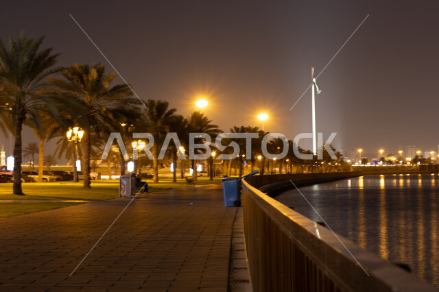 كورنيش بحيرة الخان في مدينة الشارقة بالامارات العربية المتحدة، اطلالة على وجهة المجاز البحرية، الاهتمام بزراعة أشجار النخيل والنباتات الخضراء، المنشآت والأبراج المضيئة ليلا المطلة على الخليج العربي، استقطاب وجذب السياح الى الأماكن السياحية المشهورة