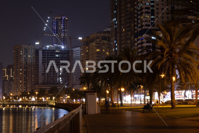 اطلالة على وجهة المجاز البحرية، الاهتمام بزراعة أشجار النخيل والنباتات الخضراء، المنشآت والأبراج المضيئة ليلا المطلة على الخليج العربي، استقطاب وجذب السياح الى الأماكن السياحية المشهورة، كورنيش بحيرة الخان في مدينة الشارقة بالامارات العربية المتحدة