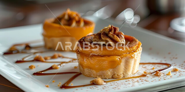 قطعة حلوى قهوة شهية، طبق من الحلا البارد مزين بالكراميل والبندق اللذيذ، أطعمه و سكريات ذات سعرات حراريه عاليه، حلويات باردة لذيذة