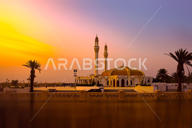 مسجد حسن عناني أحد المساجد الكبيرة في كورنيش مدينة جدة ، معالم سياحية و مناظر طبيعية و معمارية ، جمال المملكة العربية السعودية، أماكن عبادات دينية إسلامية. 