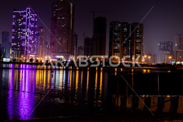 الفن الهندسي المعماري للأبراج وناطحات السحاب على شاطئ الممزر, الواجهة البحرية الساحلية في مدينة دبي, النمو والتطور العمراني في الامارات العربية المتحدة, وجهات جذب واستقطاب السياح, انعكاس الأضواء والأنوار للفنادق والمباني على مياه البحر في وقت الليل