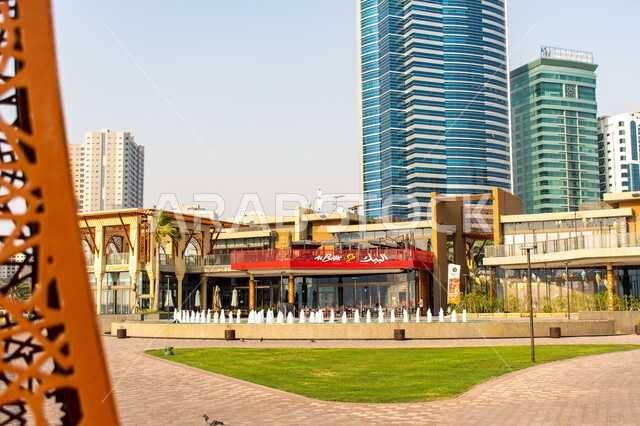 الفن الهندسي المعماري على الطراز الحديث، الواجهه الخارجية لمطعم البيك السعودي الفرع الجديد في مدينة الشارقة بالإمارات العربية المتحدة، اماكن مشهورة لتقديم المأكولات والوجبات السريعة, مطاعم الدجاج المقلي