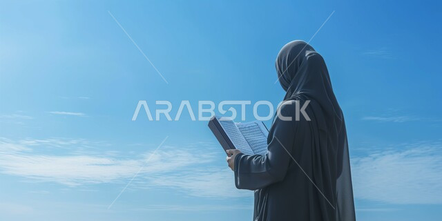 جلسات دينية اسلامية، تعزيز الفطرة السليمة الصحيحة، العبادة والتقرب إلى الله، تلاوة وحفظ كتاب الله، صورة من الخلف لامرأةعربية خليجية سعودية محجبة ترتدي عباءة سوداء تقرأ القرآن