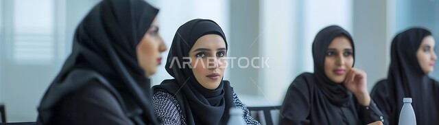 اجتماع في المكتب لمناقشة سير العمل, مجموعة من سيدات الأعمال العربيات الخليجيات السعوديات المحجبات يجلسن حول طاولة الاجتماعات, متابعة إستراتيجيات وأهداف الشركة, دراسة وتحليل المشاريع الجديدة, انخراط النساء في كافة المجالات المهنية في المجتمع السعودي