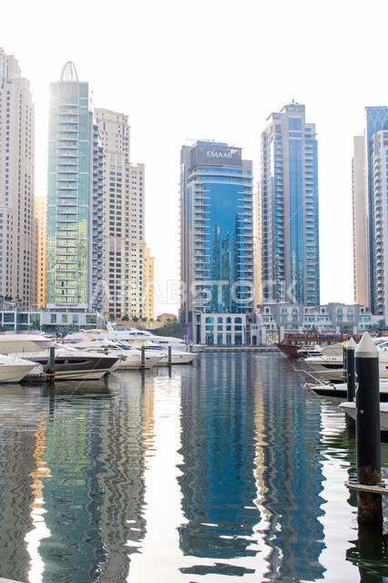 القوارب الفاخرة على مرسى اليخوت في مارينا دبي، الفن الهندسي المعماري على الطراز الحديث، وسائل النقل البحري المتميزة في منطقة نخلة الجميرا، أماكن ومعالم سياحية مشهورة في الإمارات العربية المتحدة