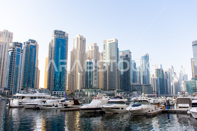 القوارب الفاخرة على مرسى اليخوت في مارينا دبي، الفن الهندسي المعماري على الطراز الحديث، وسائل النقل البحري المتميزة في منطقة نخلة الجميرا، أماكن ومعالم سياحية مشهورة في الإمارات العربية المتحدة