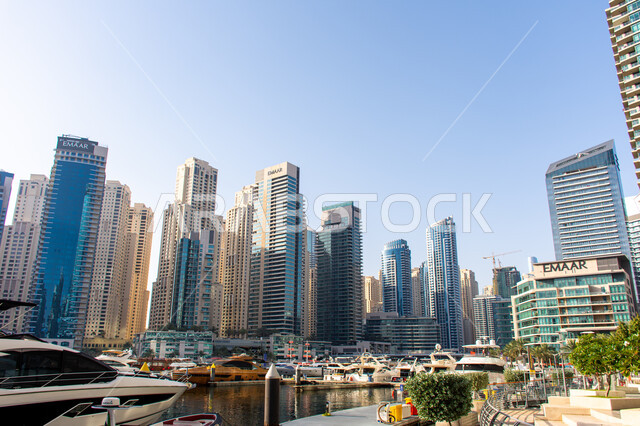 وسائل النقل البحري المتميزة في منطقة نخلة الجميرا، الفن الهندسي المعماري على الطراز الحديث، القوارب الفاخرة على مرسى اليخوت في مارينا دبي، أماكن ومعالم سياحية مشهورة في الإمارات العربية المتحدة