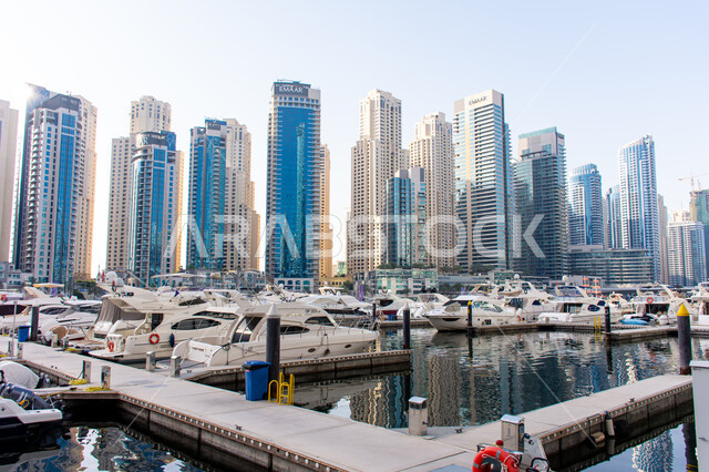 وسائل النقل البحري المتميزة في منطقة نخلة الجميرا، الفن الهندسي المعماري على الطراز الحديث، القوارب الفاخرة على مرسى اليخوت في مارينا دبي، أماكن ومعالم سياحية مشهورة في الإمارات العربية المتحدة