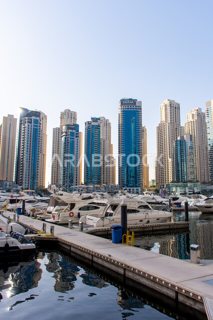 وسائل النقل البحري المتميزة في منطقة نخلة الجميرا، الفن الهندسي المعماري على الطراز الحديث، القوارب الفاخرة على مرسى اليخوت في مارينا دبي، أماكن ومعالم سياحية مشهورة في الإمارات العربية المتحدة