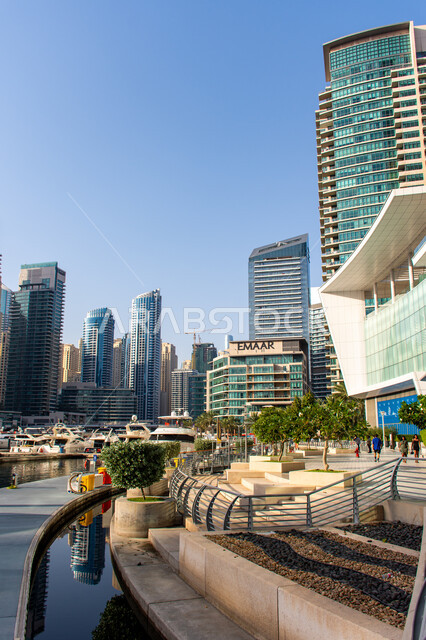 الفن الهندسي المعماري على الطراز الحديث، وسائل النقل البحري المتميزة في منطقة نخلة الجميرا، القوارب الفاخرة على مرسى اليخوت في مارينا دبي، أماكن ومعالم سياحية مشهورة في الإمارات العربية المتحدة