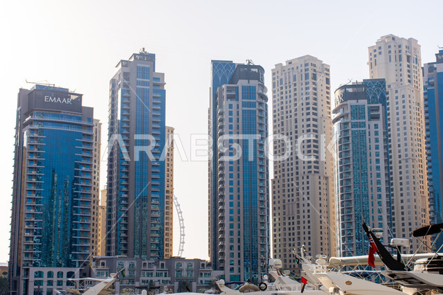 الفن الهندسي المعماري على الطراز الحديث، وسائل النقل البحري المتميزة في منطقة نخلة الجميرا، القوارب الفاخرة على مرسى اليخوت في مارينا دبي، أماكن ومعالم سياحية مشهورة في الإمارات العربية المتحدة