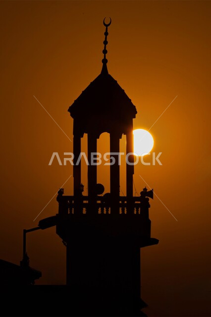 الفن الهندسي المعماري للمساجد على الطراز العربي العريق، ديكورات وتصاميم اسلامية، اماكن للعبادة والطاعه والتقرب الى الله، صورة ظليلية لمأذنة مسجد في وقت غروب الشمس، سالوليت