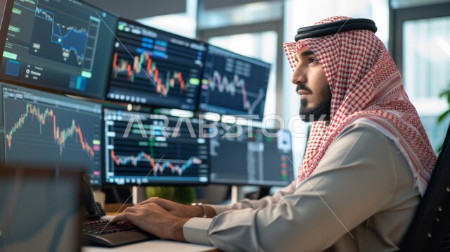 عرض المخططات البيانية المالية, إدارة شؤون الأعمال وتنظيمها عبر الاجهزة التقنية، دمج العمل مع التكنولوجيا، مهن ووظائف مكتبية،رجل اعمال عربي خليجي سعودي يرتدي الزي التقليدي والشماغ  يعمل على الحاسوب المحمول, العمل في المجال الاقتصادي