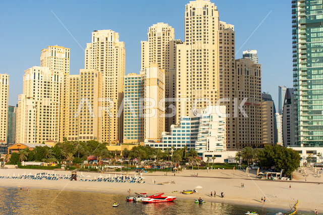 التصاميم والديكورات الخارجية, الواجهة البحرية لمنطقة "جميرا بيتش ريزيدنس" بمدينة دبي بالإمارات العربية المتحدة، ناطحات السحاب أبنية ضخمة  وشاهقة، العمارة الحديثة ، موسم الصيف.