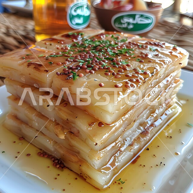  مهارة إعداد المخبوزات والمعجنات في مطابخ المملكة، طبق من الشرائح المخبوزة المرتبة فوق بعضها بشكل أنيق والمزينة بالسمسم مع العسل، حلويات عربية شعبية، فطائر محلاة شهية، تقديم الفطيرة مع صوص حلو غني بالسكريات