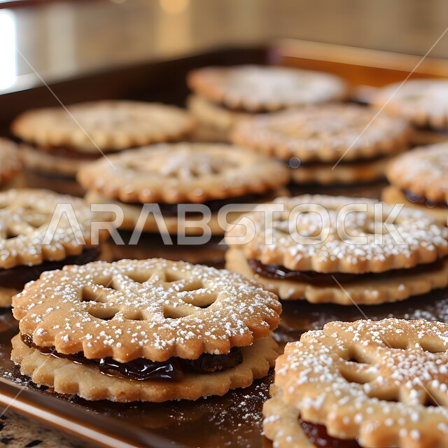 الأساليب الفنية في تقديم الطعام، مخبوزات البيتيفور اللذيذة، الحلويات العربية الشرقية، صورة مقربة لقطع البسكويت الهشة المحشية بصوص الشوكولا، مأكولات غنية بالسكريات والسعرات الحرارية