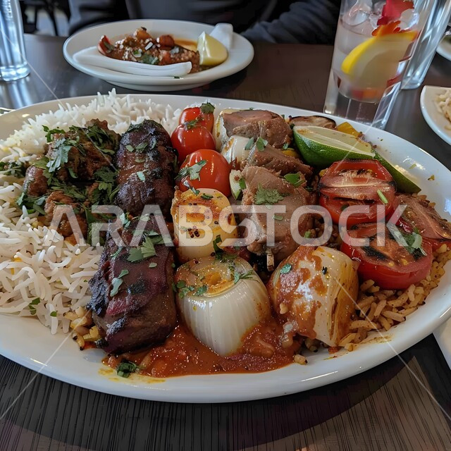 فنون تقديم الطعام في المطاعم العربية, أطعمة شرقية لذيذة, الوجبات الصحية الشهية, أطباق المأكولات المفيدة, صورة مقربة لطبق لحم مشوي مع الأرز و الخضار