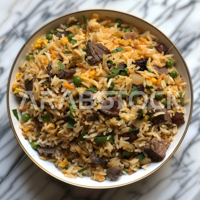 اللحوم الغنية بالبروتينات المغذية، المأكولات الشرقية الشهية، فنون تقديم الطعام في مطاعم المملكة العربية السعودية، وصفات الاطعمة التقليدية، وجبات وأطباق شعبية، صورة مقربة لطبق من أرز مقلي باللحم والخضار