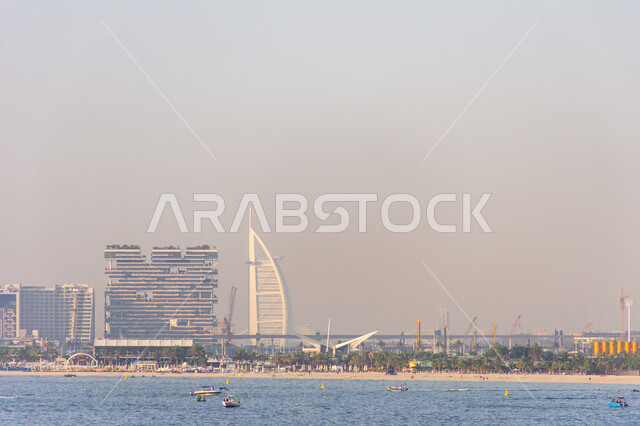 الفن الهندسي المعماري للأبراج وناطحات السحاب , استقطاب السياح من أنحاء العالم، فندق برج العرب في مدينة دبي ، النمو و التطور العمراني على ساحل الخليج العربي ، الواجهة السياحية في الإمارات العربية المتحدة