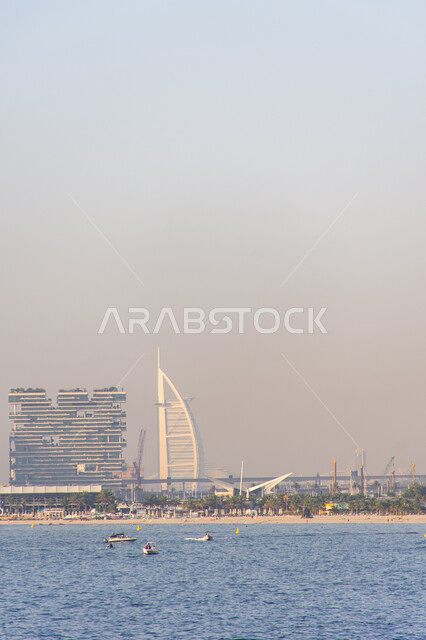 الفن الهندسي المعماري للأبراج وناطحات السحاب , استقطاب السياح من أنحاء العالم، فندق برج العرب في مدينة دبي ، النمو و التطور العمراني على ساحل الخليج العربي ، الواجهة السياحية في الإمارات العربية المتحدة