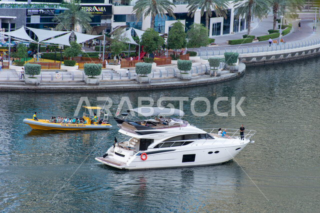 القوارب الفاخرة على مرسى اليخوت في مارينا دبي، الفن الهندسي المعماري على الطراز الحديث، وسائل النقل البحري المتميزة في منطقة نخلة الجميرا، أماكن ومعالم سياحية مشهورة في الإمارات العربية المتحدة