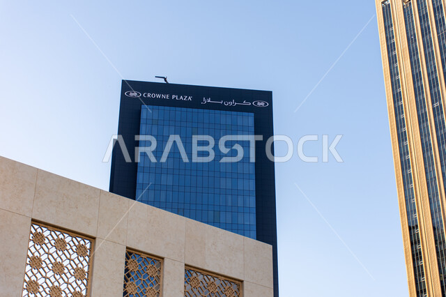 الفن الهندسي المعماري المتطور لتصميم الفنادق والمنتجعات الفاخرة، مناطق جذب سياحي مشهورة في دولة الامارات العربية المتحدة، فندق كراون بلازا في امارة دبي ، اماكن الأنشطة العائلية الترفيهية