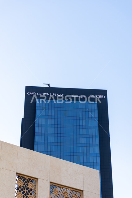 فندق كراون بلازا في امارة دبي ، الفن الهندسي المعماري المتطور لتصميم الفنادق والمنتجعات الفاخرة، مناطق جذب سياحي مشهورة في دولة الامارات العربية المتحدة، اماكن الأنشطة العائلية الترفيهية