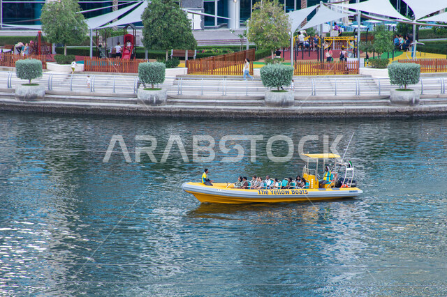 وسائل النقل البحري المتميزة في منطقة نخلة الجميرا، معالم إمارة دبي السياحية المشهورة في الإمارات العربية المتحدة, الواجهة البحرية على ساحل الخليج العربي، حركة اليخوت والسفن في بحر مارينا دبي