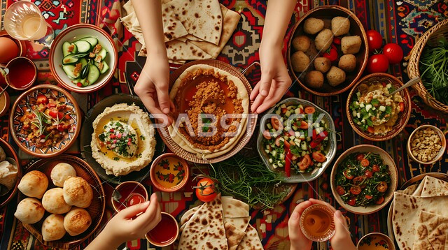 طبق من كريم الحمص اللذيذ المزين بالتوابل والخضراوات، المقبلات النباتية الباردة اللذيذة، مأكولات وأطباق شعبية تقليدية، وصفات طعام شرقية عربية سعودية، تزيين الطعام بأساليب فنية، فطور عربي تقليدي