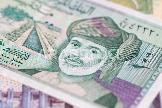 صورة من الامام لمجموعة اوراق نقدية من فئة 100 ريال عماني، العملات والنقود الورقية المتداولة,  مصرف سلطنة عمان المركزي، العملة الرسمية للسلطنة، التمويل والاستثمار المالي