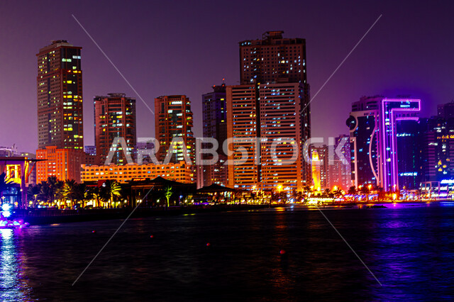 الأبراج وناطحات السحاب المضيئة ليلا على كورنيش بحيرة خالد في الشارقة، الفن الهندسي المعماري للمنشآت السكنية والتجارية المطلة على الواجهة البحرية، المعالم والأماكن السياحية المشهورة