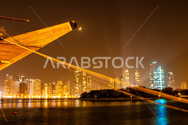 اطلالة على الوجهة البحرية، الفن الهندسي المعماري للأبراج وناطحات السحاب المضيئة ليلا المطلة على الخليج العربي، كورنيش بحيرة خالد في مدينة الشارقة بالامارات العربية المتحدة، المعالم السياحية المشهورة، اماكن جذب واستقطاب السياح