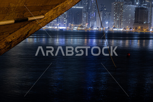 الفن الهندسي المعماري للأبراج وناطحات السحاب المضيئة ليلا المطلة على الخليج العربي، كورنيش بحيرة خالد في مدينة الشارقة بالامارات العربية المتحدة، المعالم السياحية المشهورة، اماكن جذب واستقطاب السياح، اطلالة على الوجهة البحرية