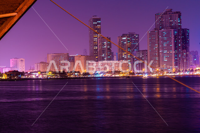 كورنيش بحيرة خالد في مدينة الشارقة بالامارات العربية المتحدة، المعالم السياحية المشهورة، اماكن جذب واستقطاب السياح، الفن الهندسي المعماري للأبراج وناطحات السحاب المضيئة ليلا المطلة على الخليج العربي، اطلالة على الوجهة البحرية