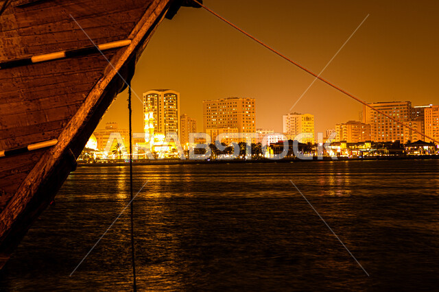 اطلالة على الوجهة البحرية، كورنيش بحيرة خالد في مدينة الشارقة بالامارات العربية المتحدة، الفن الهندسي المعماري للأبراج وناطحات السحاب المضيئة ليلا المطلة على الخليج العربي، المعالم السياحية المشهورة، اماكن جذب واستقطاب السياح