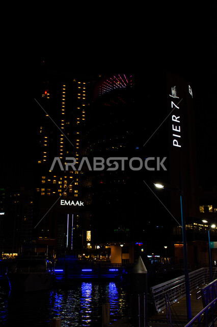 السياحة في الإمارات العربية المتحدة، الفن الهندسي المعماري الحديث لناطحات السحاب الشاهقة، لافتة مضيئة لمبنى بيير 7 للمطاعم الفاخرة وشركة إعمار العقارية في دبي مارينا بمدينة دبي ليلا، اماكن الأنشطة العائلية الترفيهية