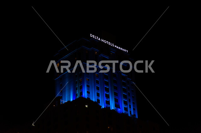 فندق دلتا عبر ماريوت في جميرا بيتش ريزيدنس في دبي ليلا، الفن الهندسي المعماري على الطراز الحديث للفنادق والمنتجعات الفاخرة، مناطق جذب واستقطاب الزوار من مختلف البلدان، معالم سياحية مشهورة في دولة الامارات العربية المتحدة