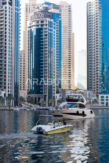 الفن الهندسي المعماري على الطراز الحديث، وسائل النقل البحري المتميزة في منطقة نخلة الجميرا، القوارب الفاخرة على مرسى اليخوت في مارينا دبي، أماكن ومعالم سياحية مشهورة في الإمارات العربية المتحدة، نشاطات ترفيهية في موسم الصيف.