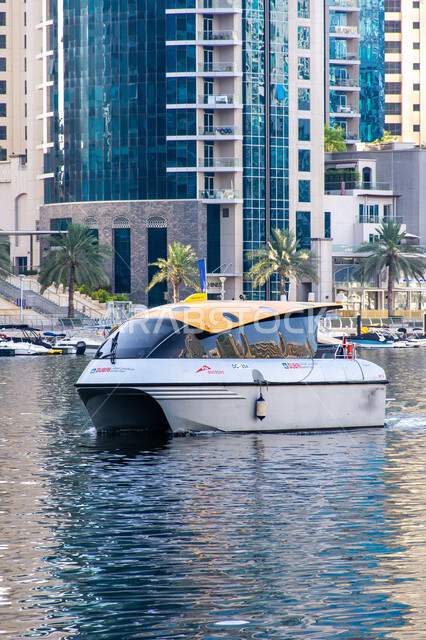 الفن الهندسي المعماري على الطراز الحديث، وسائل النقل البحري المتميزة في منطقة نخلة الجميرا، القوارب الفاخرة على مرسى اليخوت في مارينا دبي، أماكن ومعالم سياحية مشهورة في الإمارات العربية المتحدة، نشاطات ترفيهية في موسم الصيف.