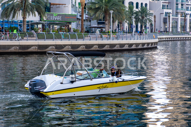 نشاطات ترفيهية في موسم الصيف، الفن الهندسي المعماري على الطراز الحديث، وسائل النقل البحري المتميزة في منطقة نخلة الجميرا، القوارب الفاخرة على مرسى اليخوت في مارينا دبي، أماكن ومعالم سياحية مشهورة في الإمارات العربية المتحدة