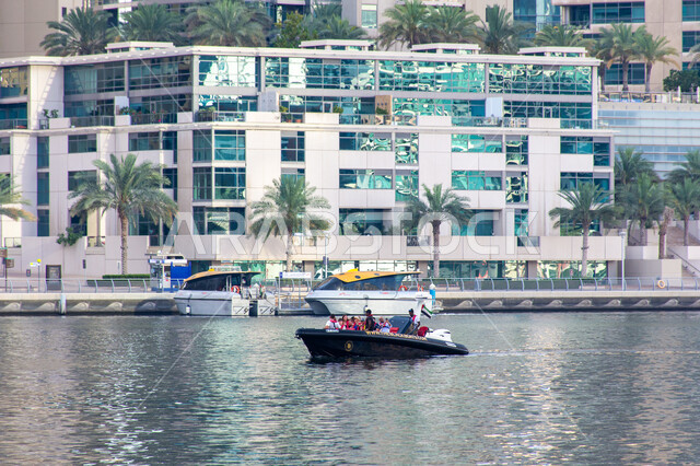 الفن الهندسي المعماري على الطراز الحديث، وسائل النقل البحري المتميزة في منطقة نخلة الجميرا، القوارب الفاخرة على مرسى اليخوت في مارينا دبي، أماكن ومعالم سياحية مشهورة في الإمارات العربية المتحدة، نشاطات ترفيهية في موسم الصيف.