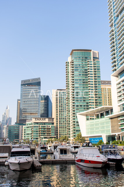 أماكن ومعالم سياحية مشهورة في الإمارات العربية المتحدة،الفن الهندسي المعماري على الطراز الحديث، وسائل النقل البحري المتميزة في منطقة نخلة الجميرا، القوارب الفاخرة على مرسى اليخوت في مارينا دبي، نشاطات ترفيهية في موسم الصيف.