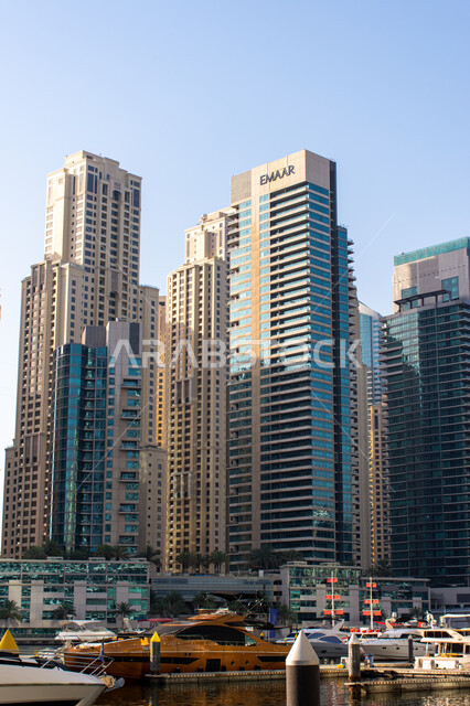 أماكن ومعالم سياحية مشهورة في الإمارات العربية المتحدة،الفن الهندسي المعماري على الطراز الحديث، وسائل النقل البحري المتميزة في منطقة نخلة الجميرا، القوارب الفاخرة على مرسى اليخوت في مارينا دبي، نشاطات ترفيهية في موسم الصيف.