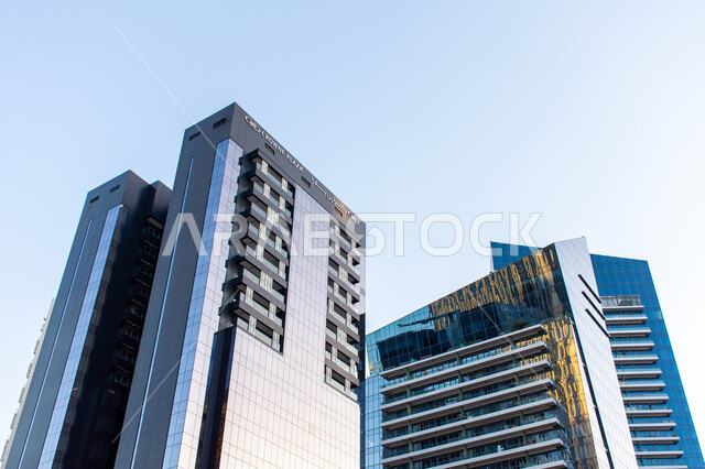 فندق كراون بلازا في امارة دبي ، الفن الهندسي المعماري المتطور لتصميم الفنادق والمنتجعات الفاخرة، مناطق جذب سياحي مشهورة في دولة الامارات العربية المتحدة، اماكن الأنشطة العائلية الترفيهية