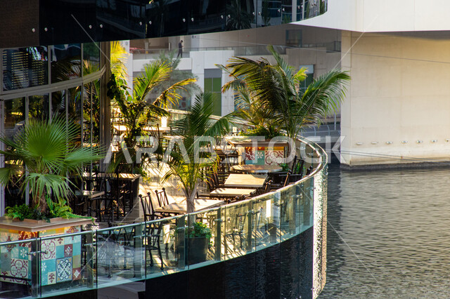 ناطحة سحاب من الزجاج ذات تصميم دائري مميز في مرسى دبي، الفن الهندسي المعماري المتطور للمنشآت التجارية والسكنية والأبراج في شاطئ جميرة، المباني والمنتجعات الفاخرة في الإمارات العربية المتحدة