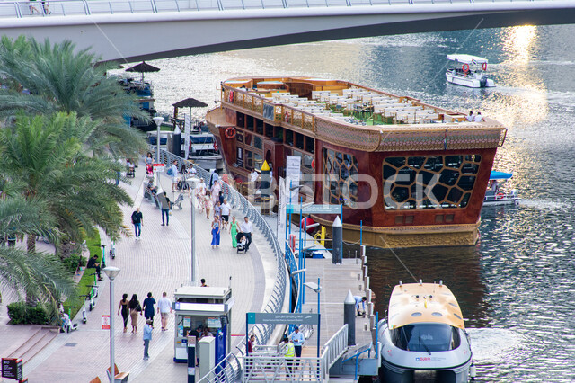 مطعم عائم على شكل قارب لنقل السياح في جولة حول مرسى دبي، وسائل النقل البحري المتميزة في منطقة نخلة الجميرا، ممشى مارينا دبي، نشاطات ترفيهية في موسم الصيف، أماكن ومعالم سياحية مشهورة في الإمارات العربية المتحدة