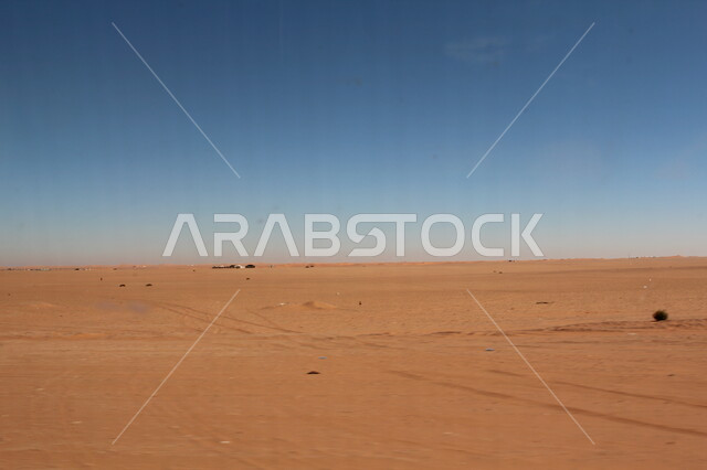 امتداد الصحراء العربية لمساحات واسعة, الرمال الذهبية اللامعة في النهار، تشكل التلال والكثبان الرملية, البيئة والتضاريس الجافة للصحاري الخليجية, الطبيعة الصحراوية في المملكة، أماكن السياحة في السعودية