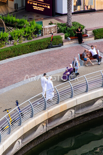  ممرات عامة للتجول والتنزه في الهواء الطلق، مجموعة من الناس يتجولون في ممشى مارينا دبي، مناطق جذب واستقطاب السياح، اماكن ترفيهيه سياحية في دولة الامارات العربية المتحدة، وجهه عائلية للقيام بالأنشطة والفعاليات الممتعة